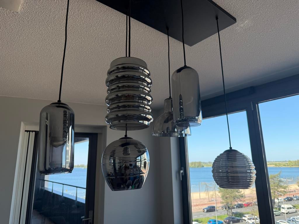 Moderne hanglamp met 5 glazen kappen, Huis en Inrichting, Lampen | Hanglampen, Ophalen, Zo goed als nieuw, Glas, 75 cm of meer