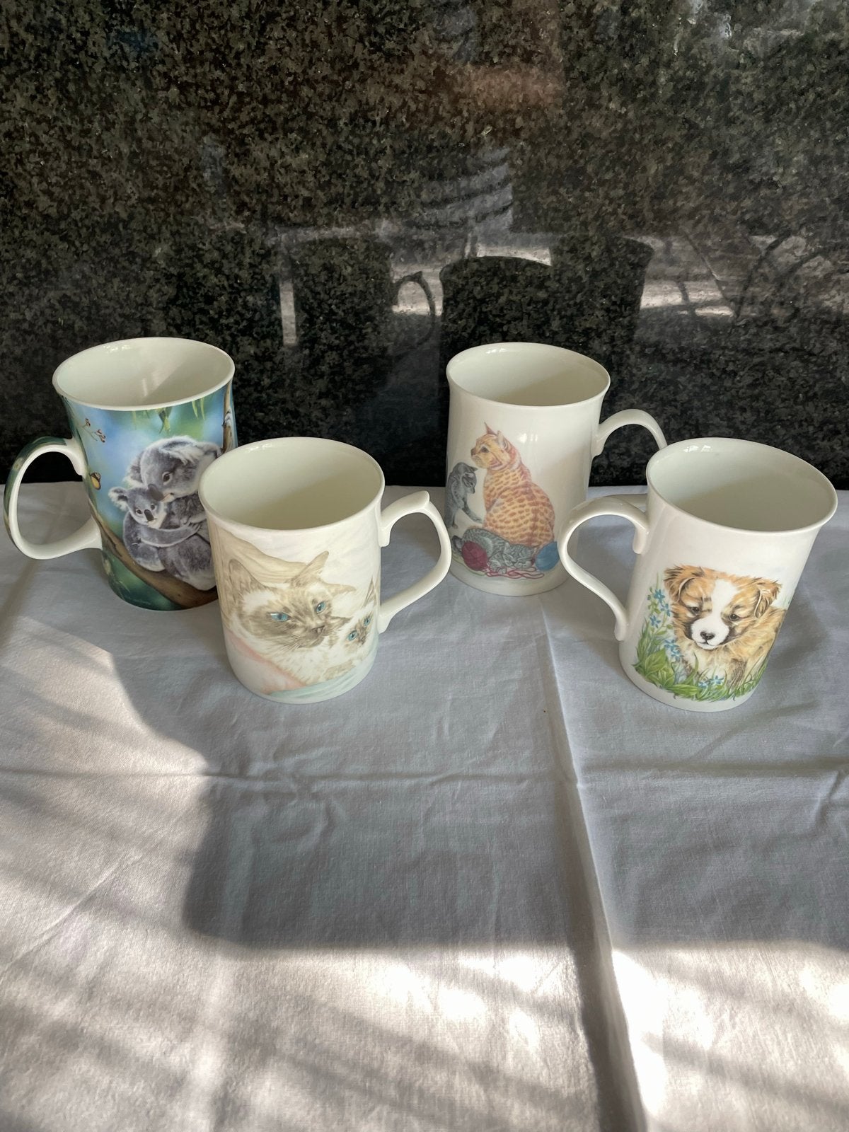 4 Engelse porseleinen bekers met dierenprint, Overige typen, Ophalen of Verzenden, Zo goed als nieuw, Steen/keramiek
