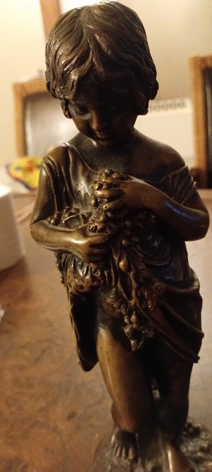 Vintage Bronzen Beeldje: Meisje met Druiventros, Ophalen, Minder dan 20 cm, Beeld, Bruin