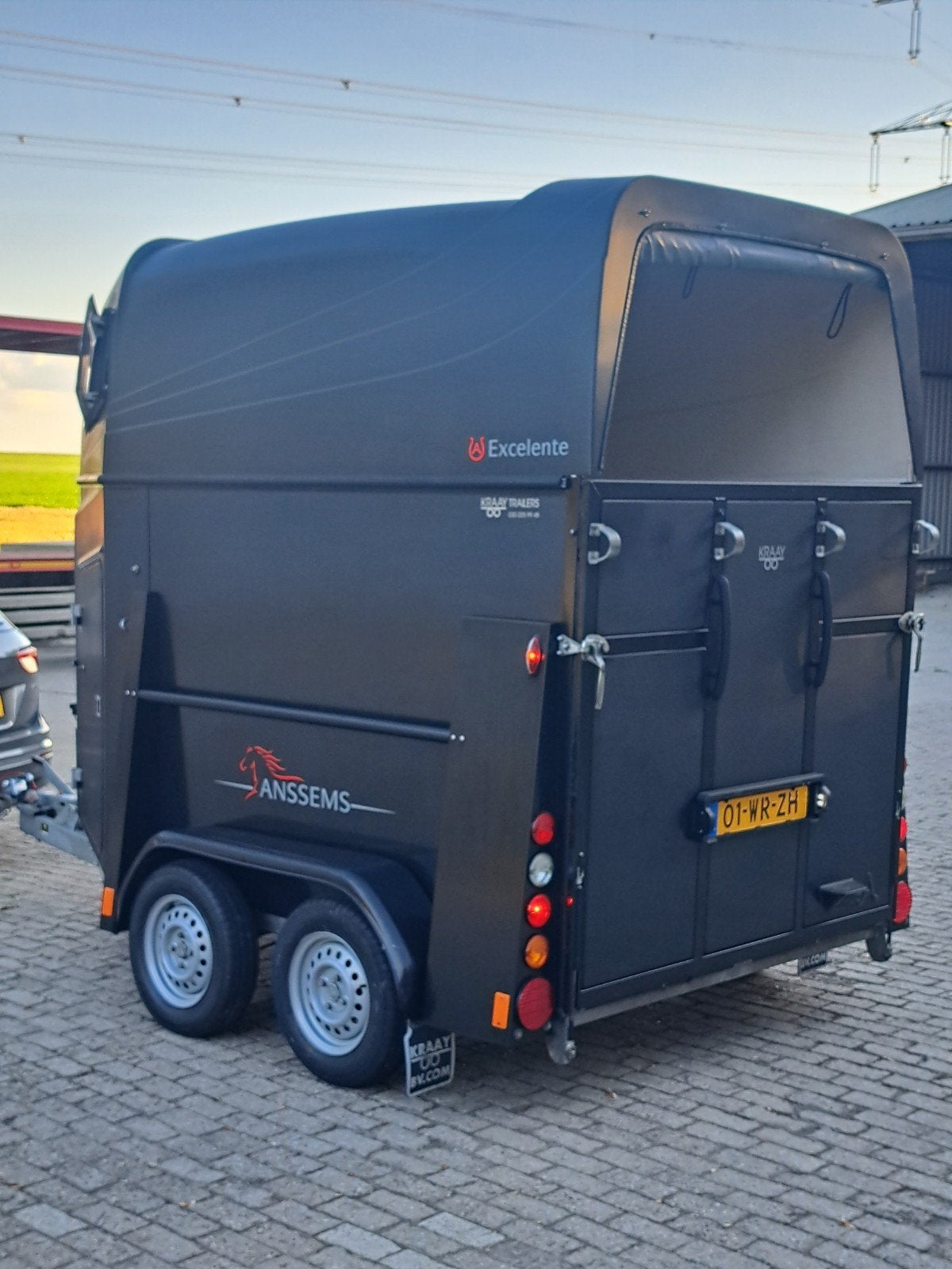 VOLPOLYESTER ZWARTE 2 PAARDS TRAILER MET KUNSTSTOF BODEM, Ophalen, Zo goed als nieuw, Polyester, 2-paards trailer