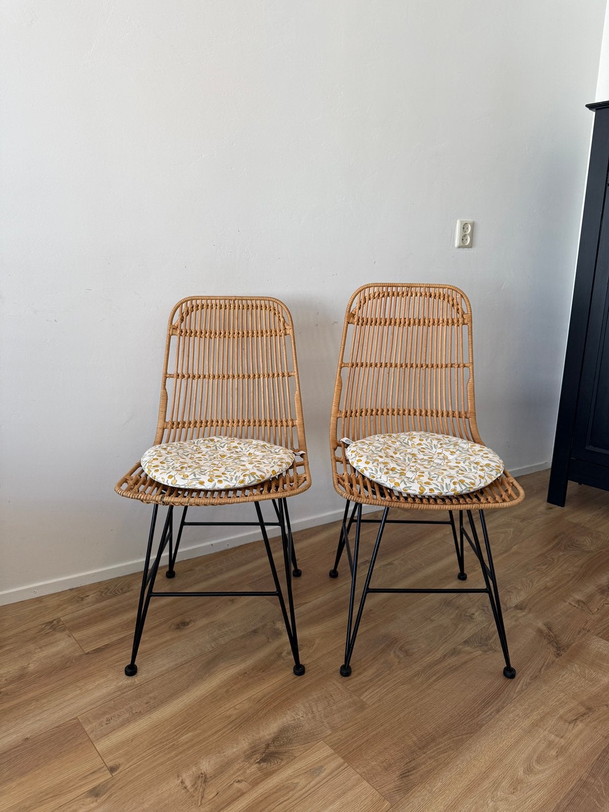 Eetkamerstoelen rotan met metalen onderstel vintage look, Huis en Inrichting, 2 krukken, Ophalen of Verzenden, Zo goed als nieuw