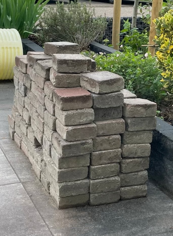 Gratis af te halen: 60 vierkante rood/bruine tegels, Tuin en Terras, Tegels en Klinkers, Overige materialen, Gebruikt, Ophalen of Verzenden