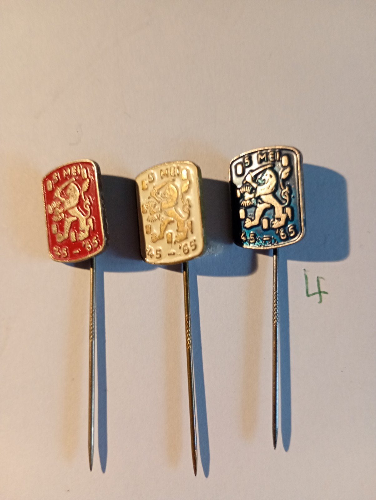 Set van 3 Speldjes 05 Mei 1945-1965 (Rood, Wit, Blauw), Ophalen of Verzenden, Gebruikt, Overige onderwerpen, Speldje of Pin