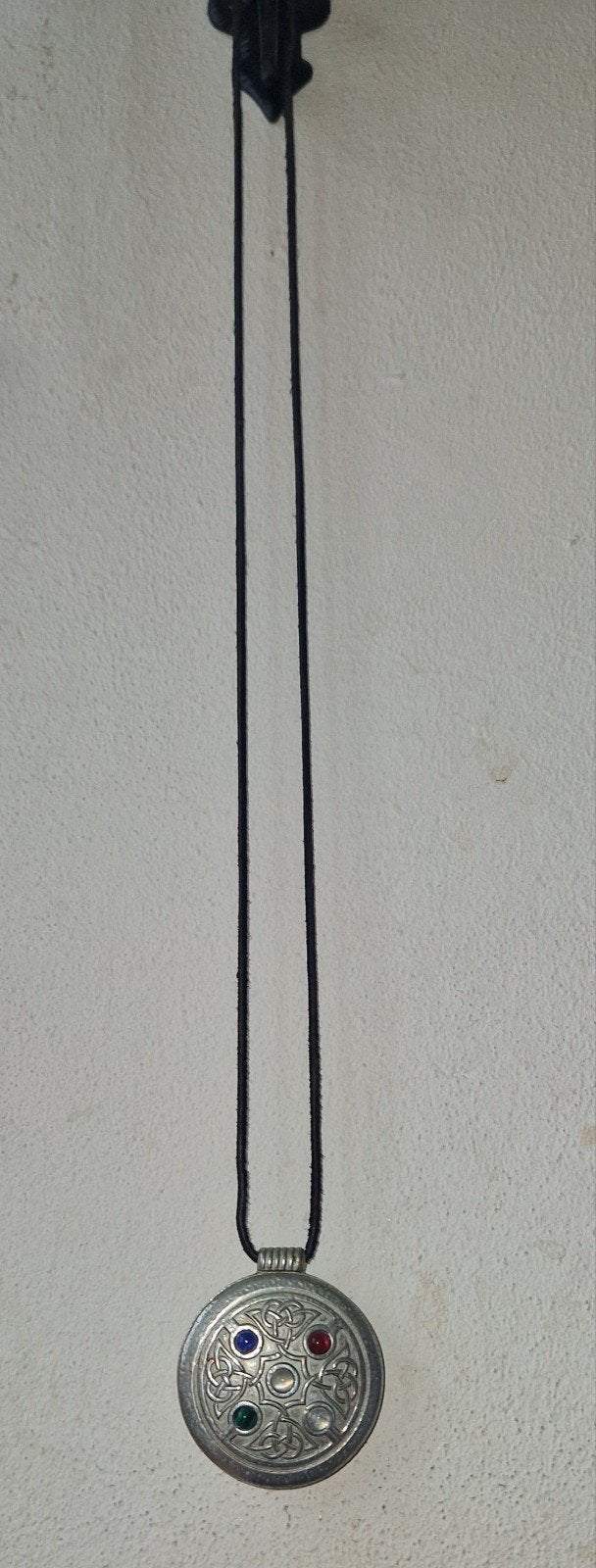 Keltische Tin Hanger ST Justin met Edelstenen en Email, Ophalen of Verzenden, Zilver, Overige materialen