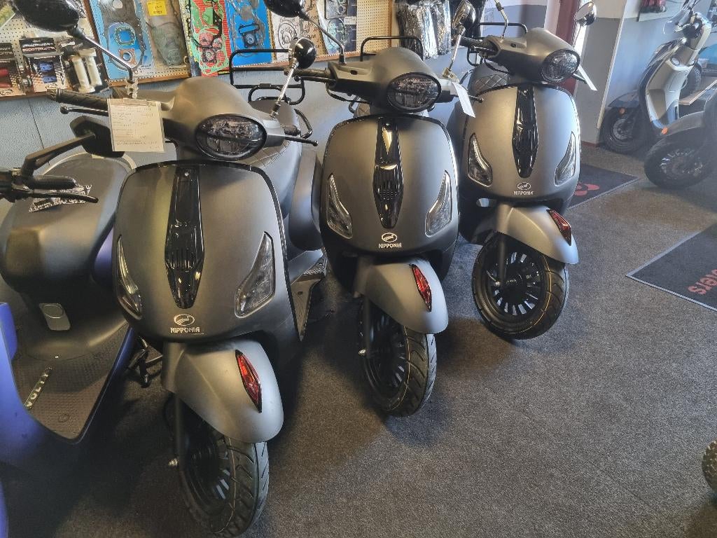 Nipponia Biq nieuw matgrijs,matzwart en rood voorraad, Fietsen en Brommers, Scooters | Peugeot, Nieuw, Overige modellen, Maximaal 45 km/u