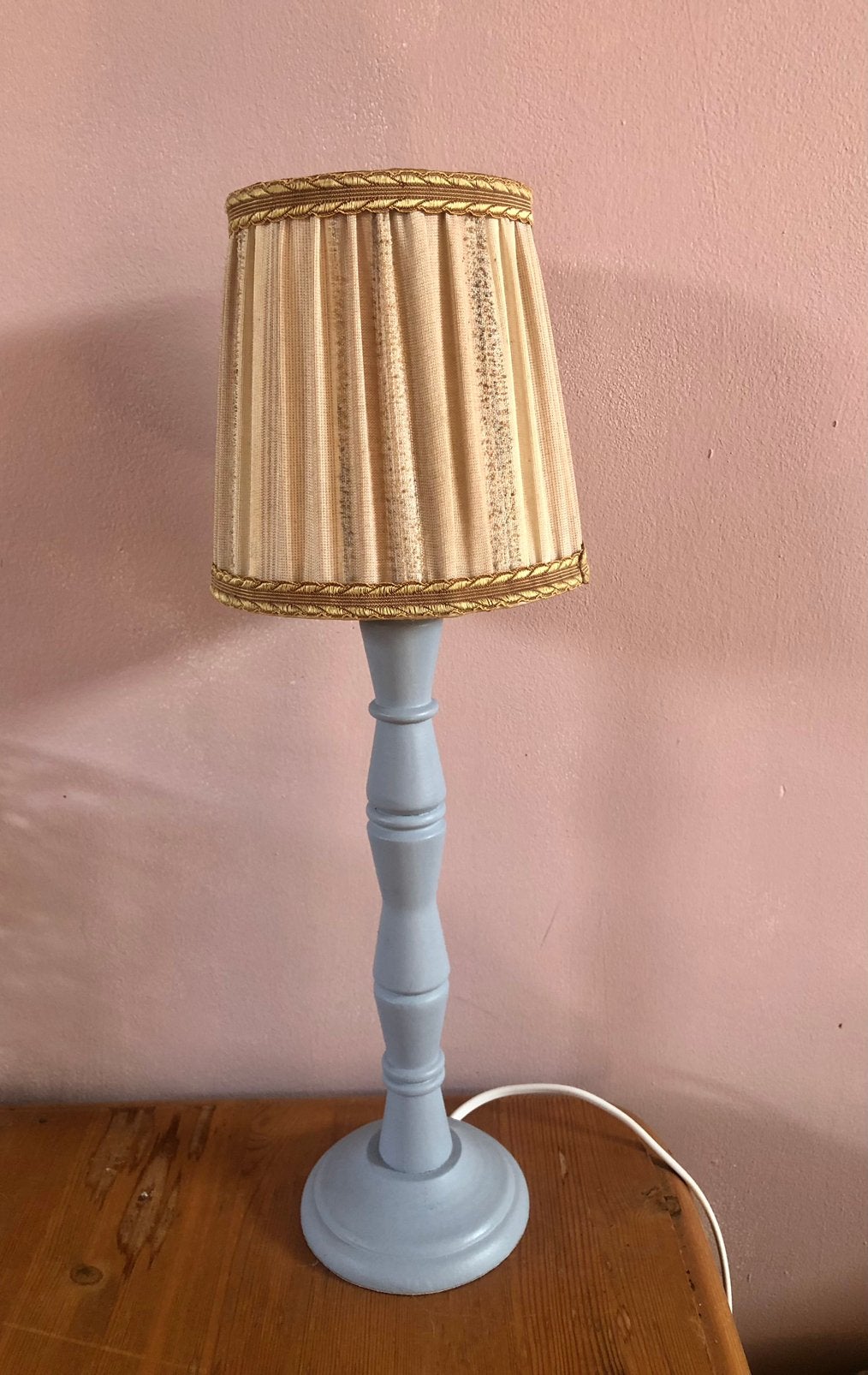 Vintage tafellamp, houten voet, lichtblauw créme, Ophalen of Verzenden, Zo goed als nieuw, Vintage