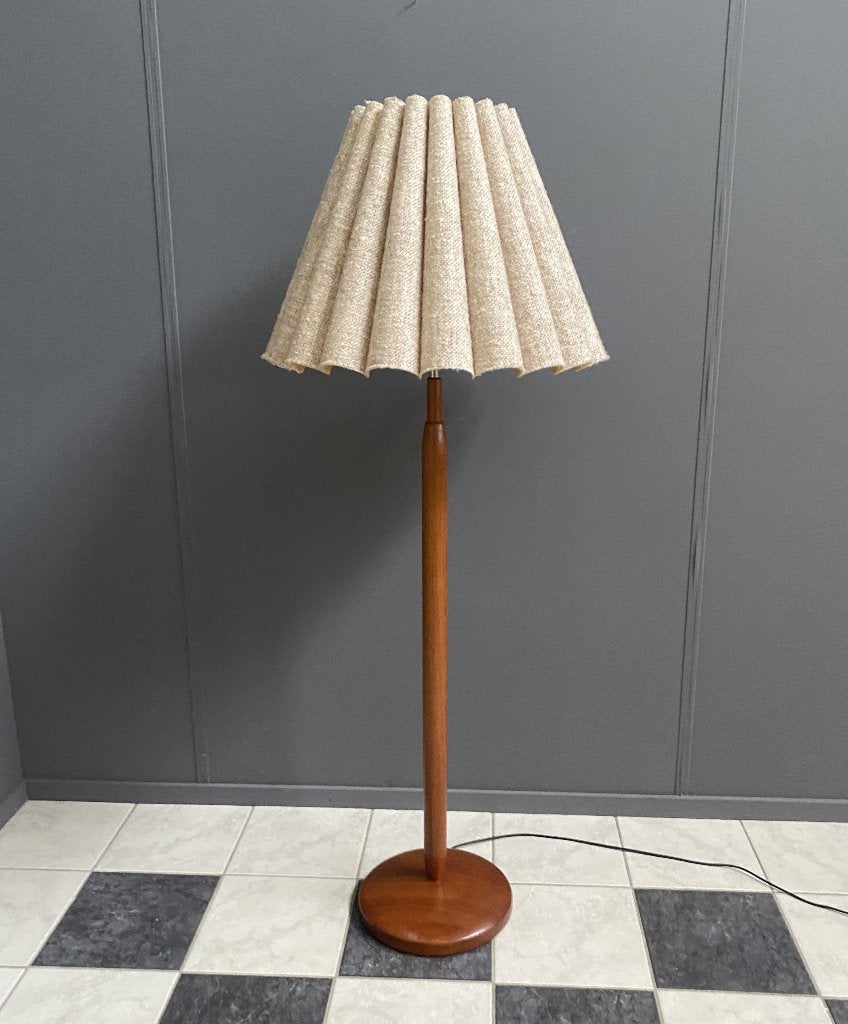 70 jaren vloer lamp teak hout DOMUS geplooide stoffen kap, Ophalen, 150 tot 200 cm, Gebruikt, Vintage design