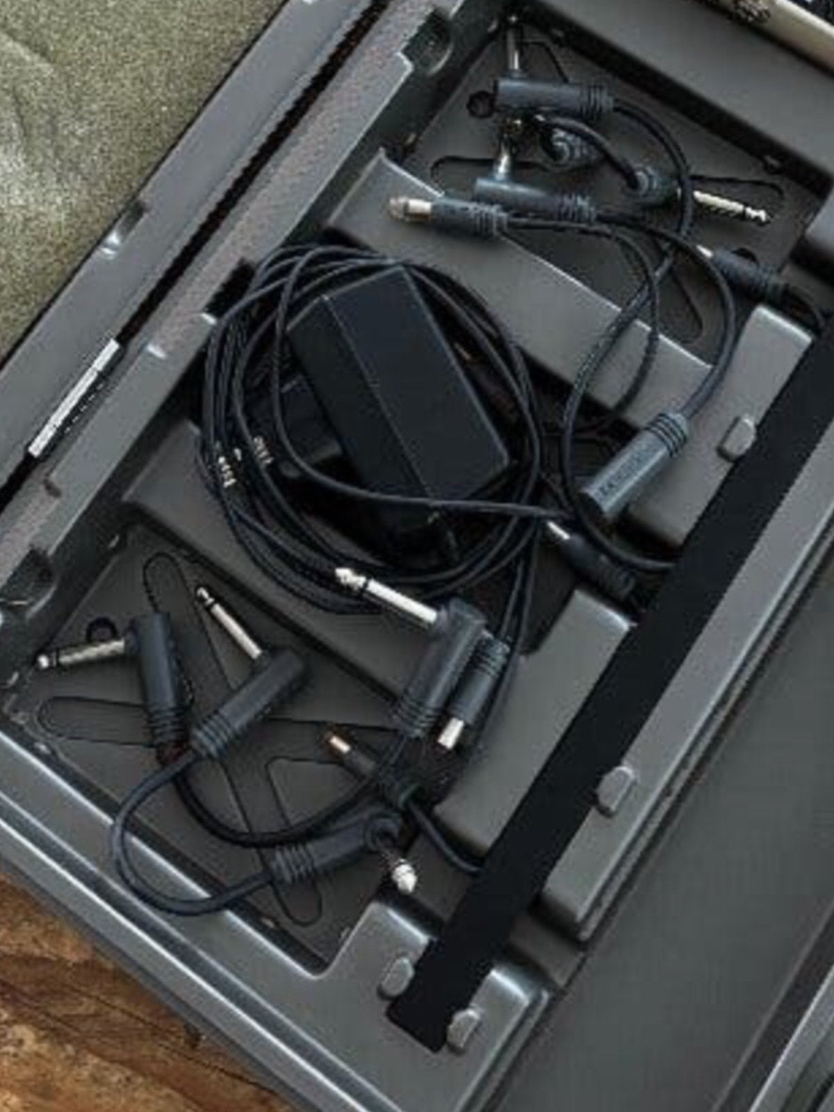 Gezocht: Kabeltjes voor Boss BCB-6 pedalenkoffer. Zie foto., Ophalen of Verzenden, Gebruikt, Apparatuur