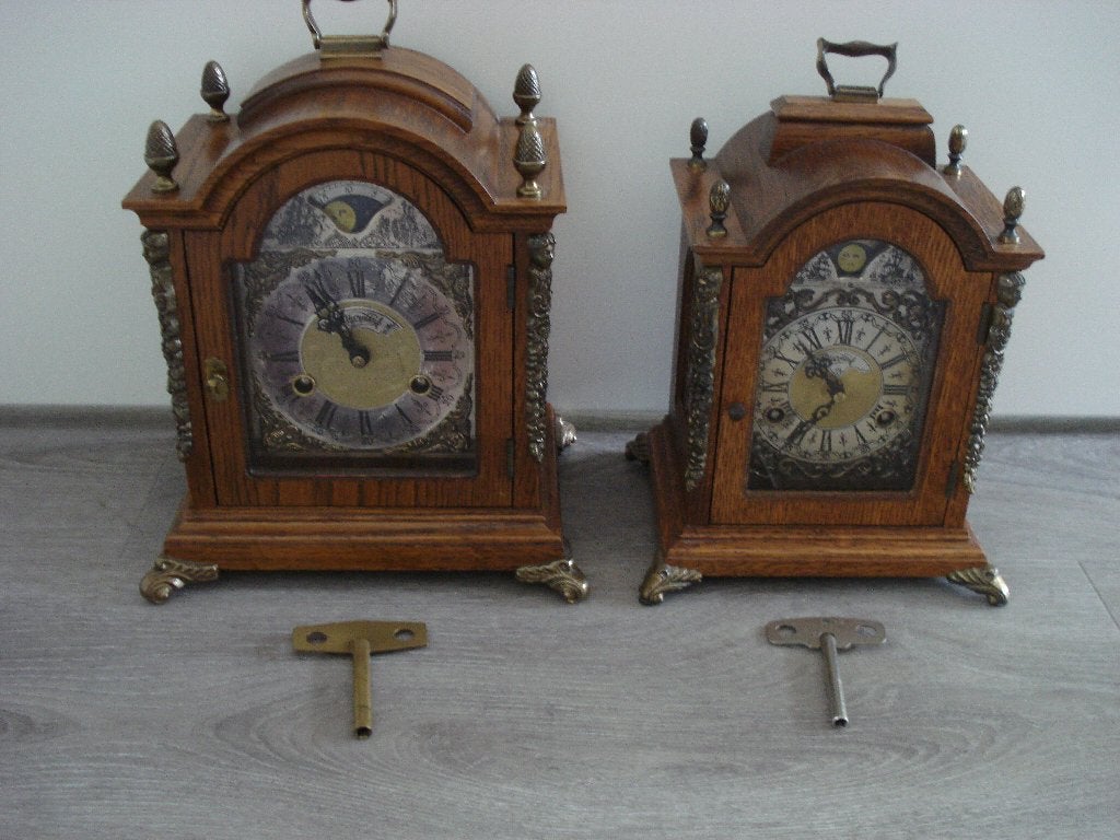 2 oude tafelklok klok pendule WUBA met sleutel, Ophalen