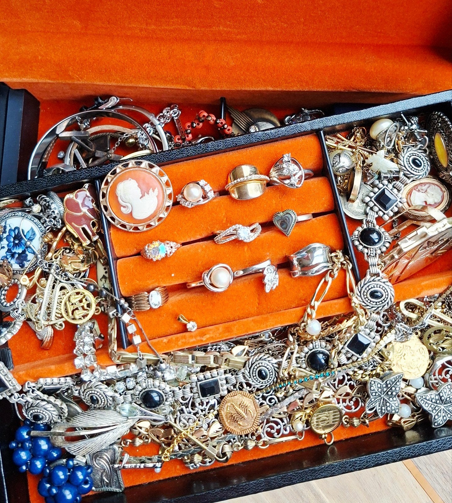 Grote doos vol sieraden, Ophalen of Verzenden, Gebruikt, Overige kleuren, Overige materialen