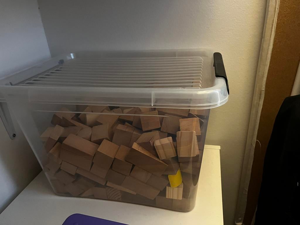 Bak met houten blokken