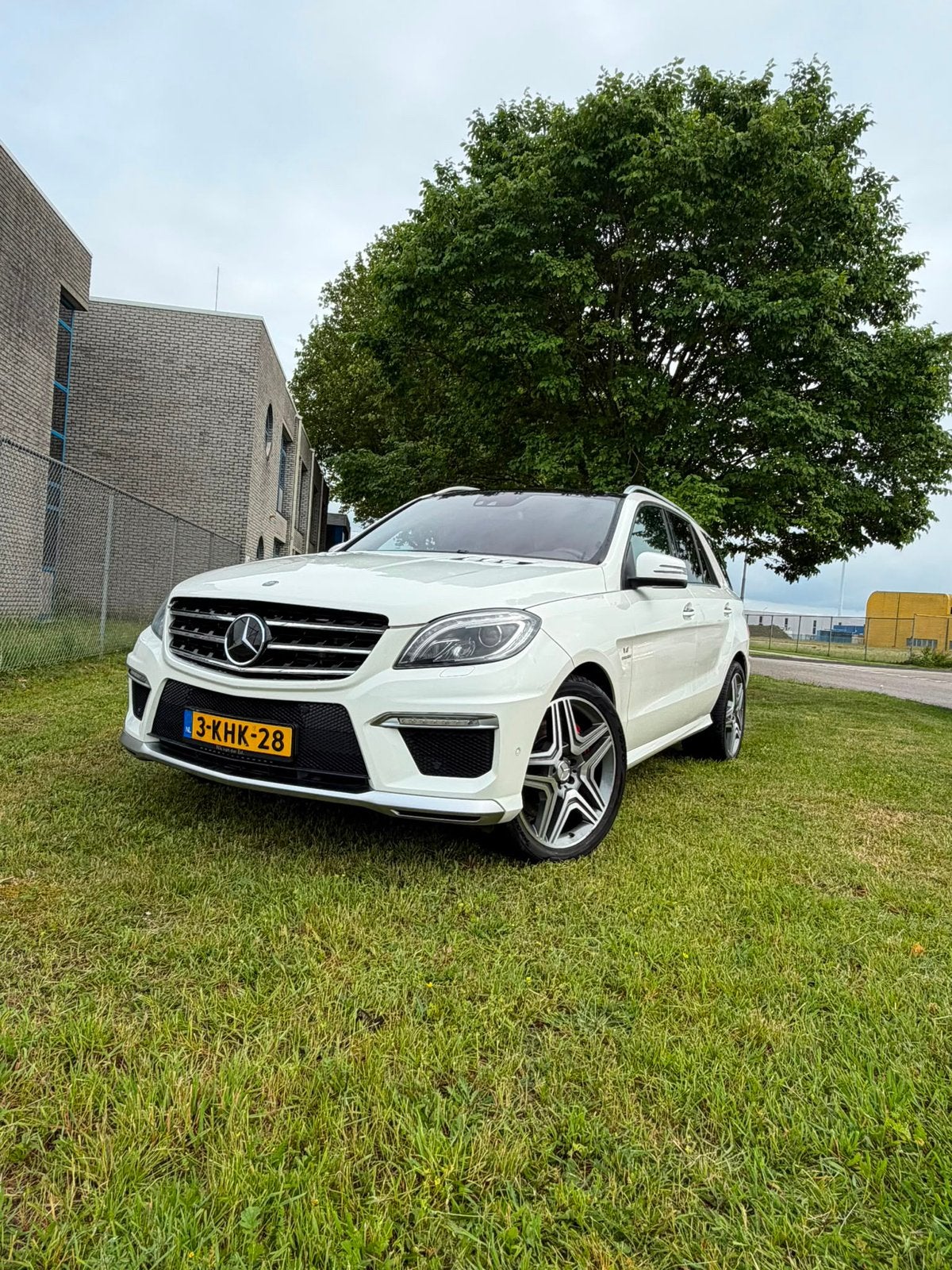 Mercedes-Benz M-Klasse 5.5 AMG 4MATIC AUT 2013 Wit, Auto's, Mercedes-Benz, 5461 cc, 8 cilinders, 2245 kg, Wit