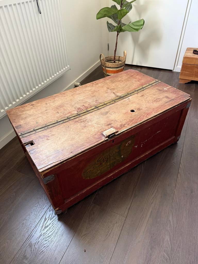 Antieke houten kist met metalen beslag, Ophalen, Zo goed als nieuw