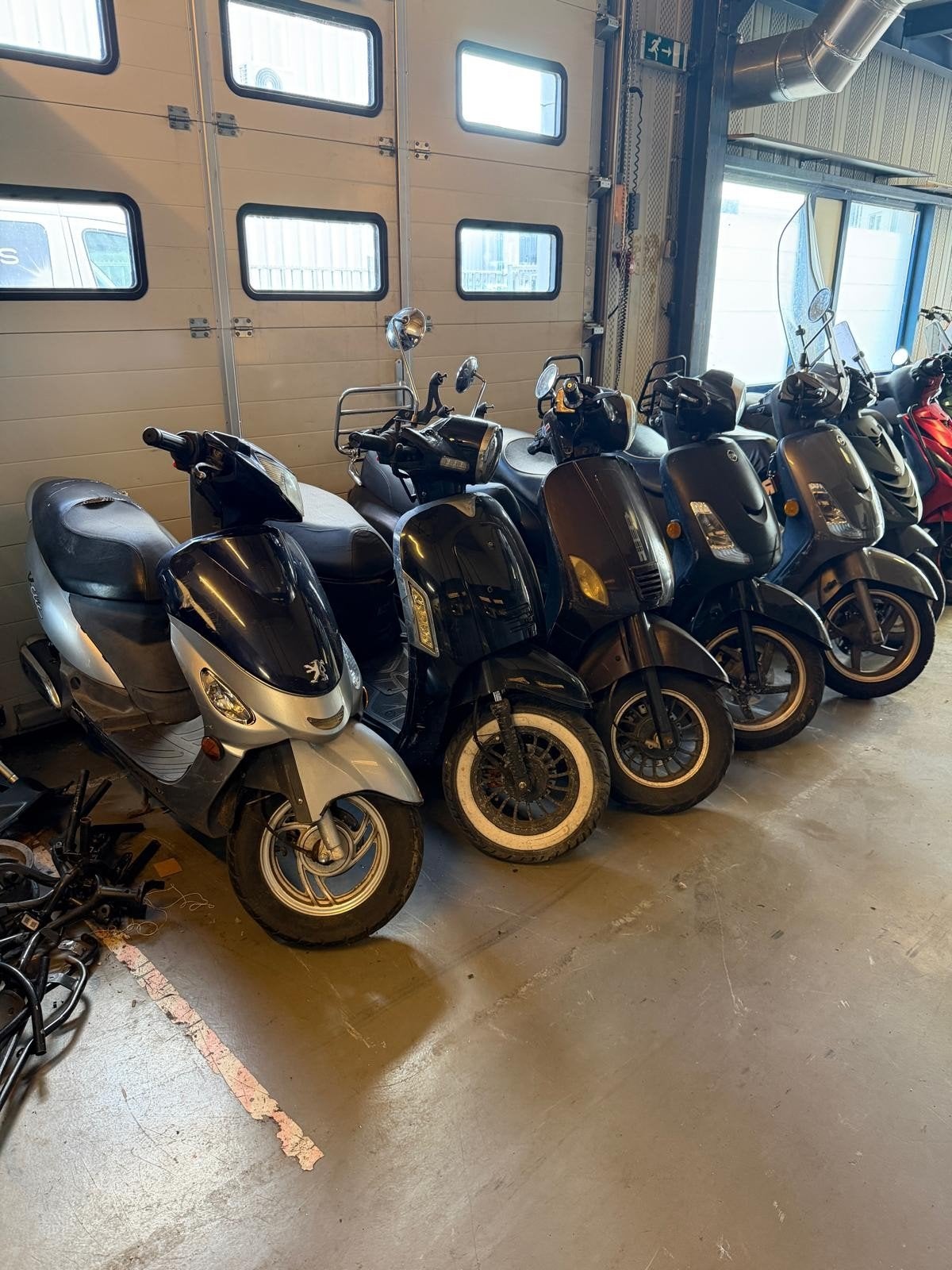 PARTIJ SCOOTERS + ONDERDELEN ZIP FIDDLE ETC. WINKELOPRUIMING, Ophalen, Benzine, Zip