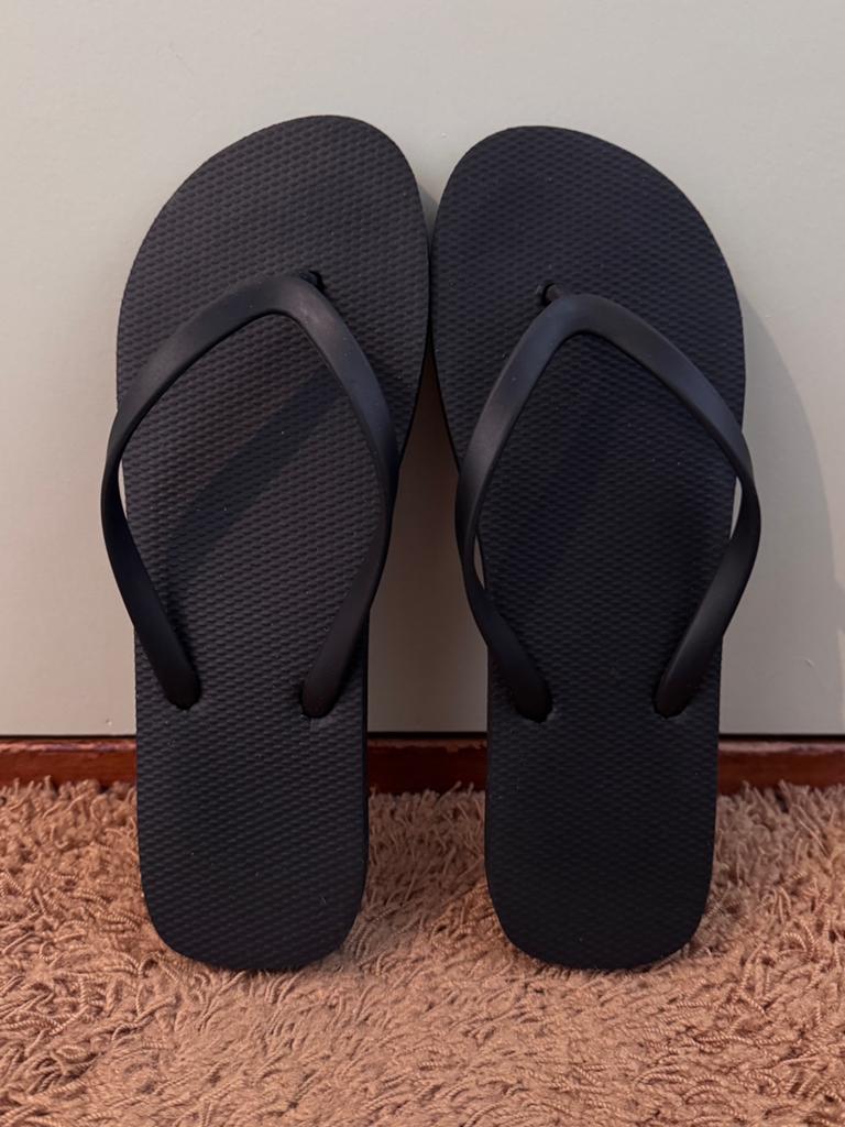 Zwarte flip flop slippers maat 37 (ZGAN), Slippers, Zwart, Ophalen of Verzenden, Zo goed als nieuw
