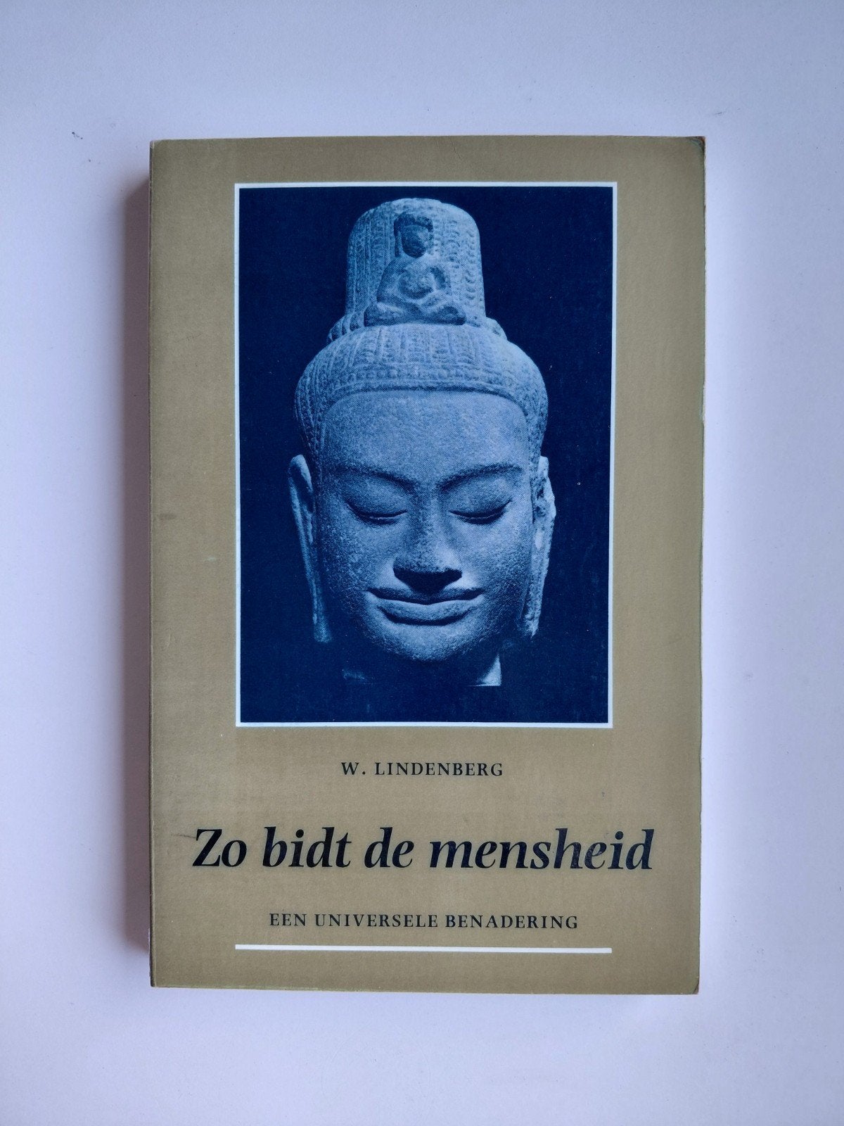 Zo bidt de mensheid - W. Lindenberg (1962), Boeken, Ophalen of Verzenden, Gelezen, Meditatie of Yoga, Instructieboek