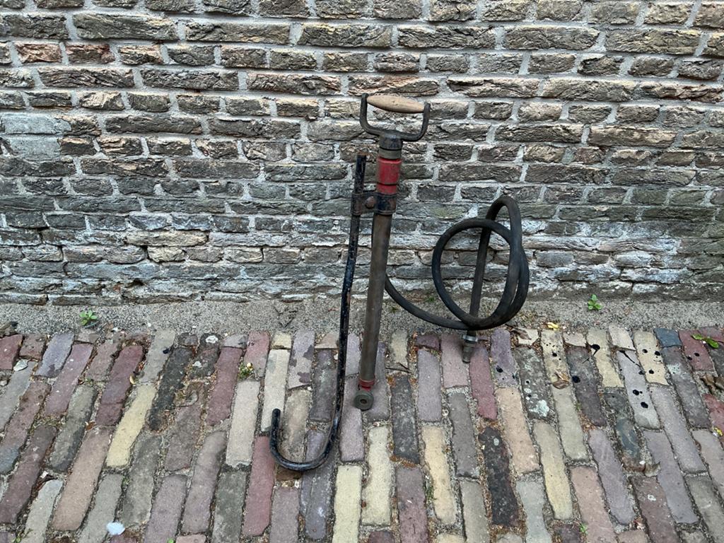 Vintage handpomp met slang - emmer spuit brandweer, Ophalen