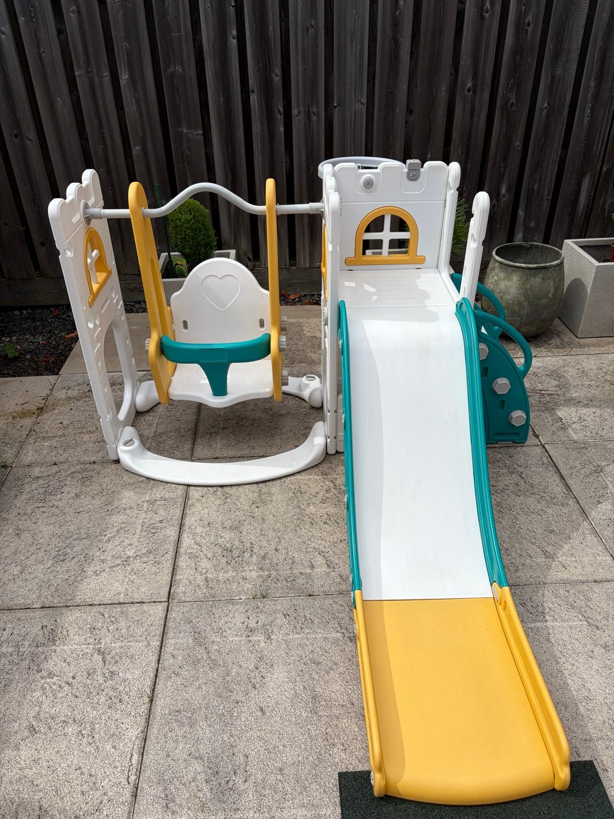 Speeltoestel met Glijbaan en Schommel - Zo goed als nieuw, Kinderen en Baby's, Speelgoed | Buiten | Speeltoestellen, Ophalen, Zo goed als nieuw