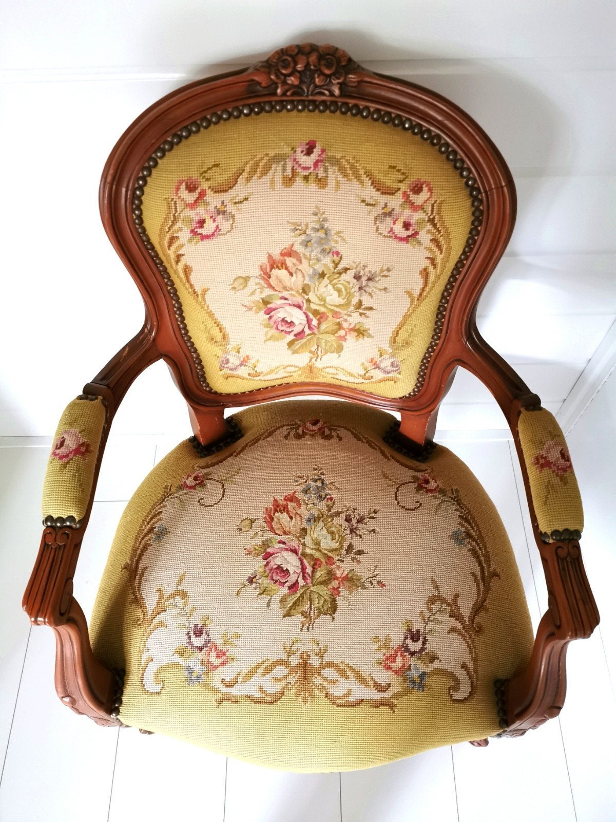 Handgeborduurde Queen Anne Revival fauteuil (wol + zijde), Antiek en Kunst, Ophalen