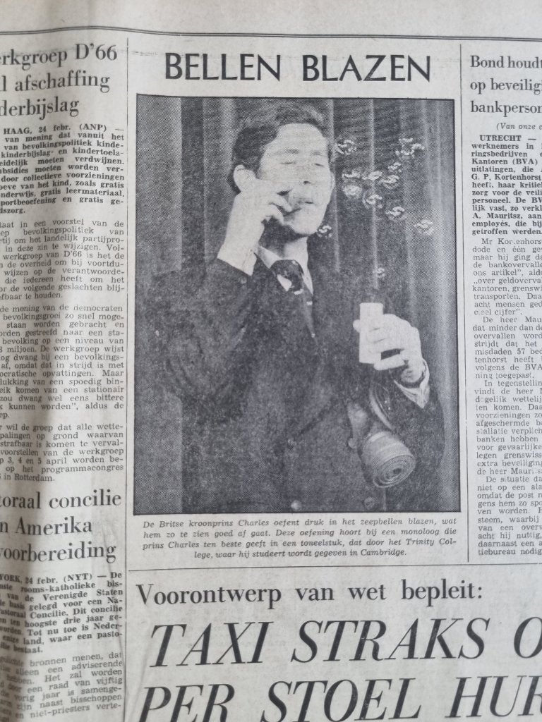Prins Charles oefent met zeepbellen blazen (1970), Verzamelen, Ophalen of Verzenden, 1960 tot 1980, Knipsel(s)