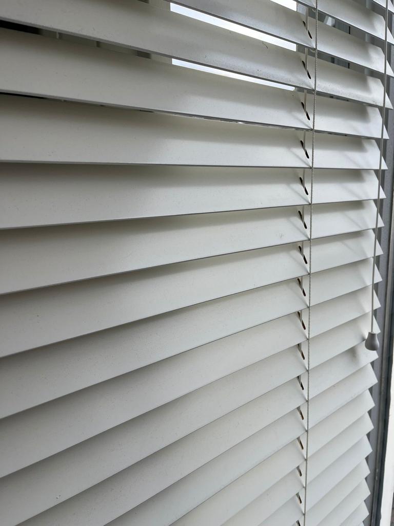 Luxe houten jaloezieën van 50mm, Huis en Inrichting, Stoffering | Gordijnen en Lamellen, Gebruikt, 200 cm of meer, Wit, 150 tot 200 cm