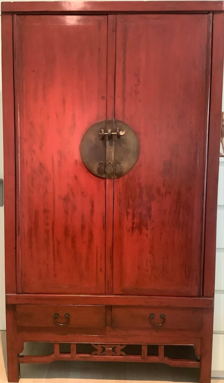 Antieke Chinese kast, rood gelakt met messing beslag, Ophalen