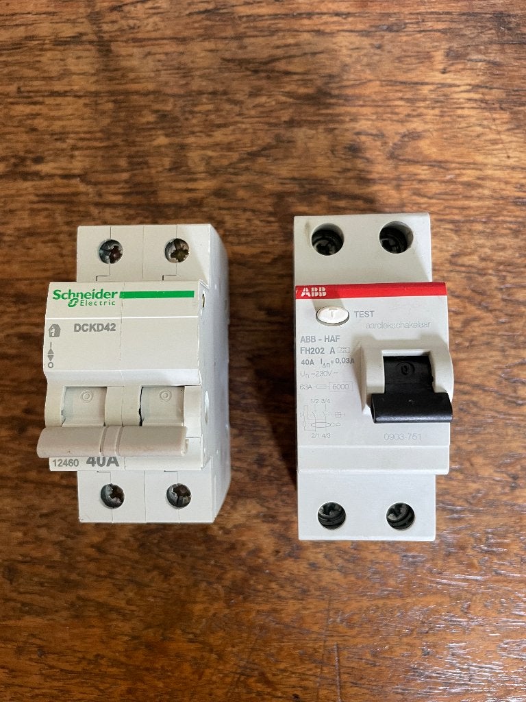 Schneider hoofdschakelaar 40A + ABB aardlekschakelaar 40A, Ophalen of Verzenden, Zo goed als nieuw, ABB, Schakelaar