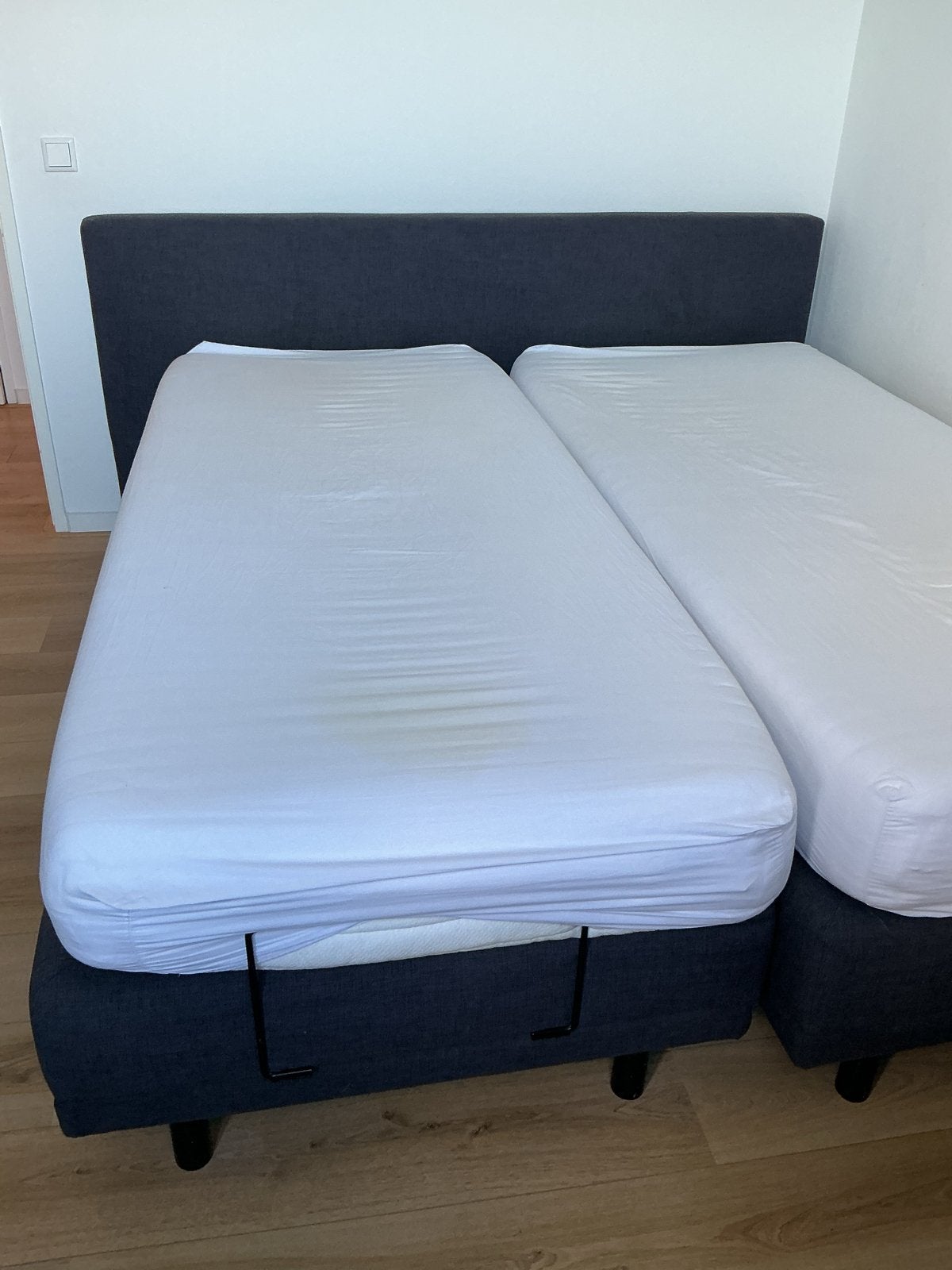 Tweepersoons boxspring met hoofdbord elektrisch verstelbaar, Ophalen, Tweepersoons, Zo goed als nieuw, 200 cm