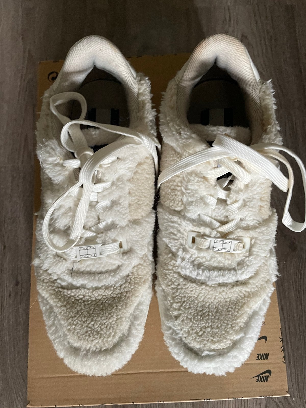 Schattige Tommy (Jeans )Hilfiger teddy sneakers maat 38, Beige, Ophalen of Verzenden, Sneakers of Gympen, Zo goed als nieuw