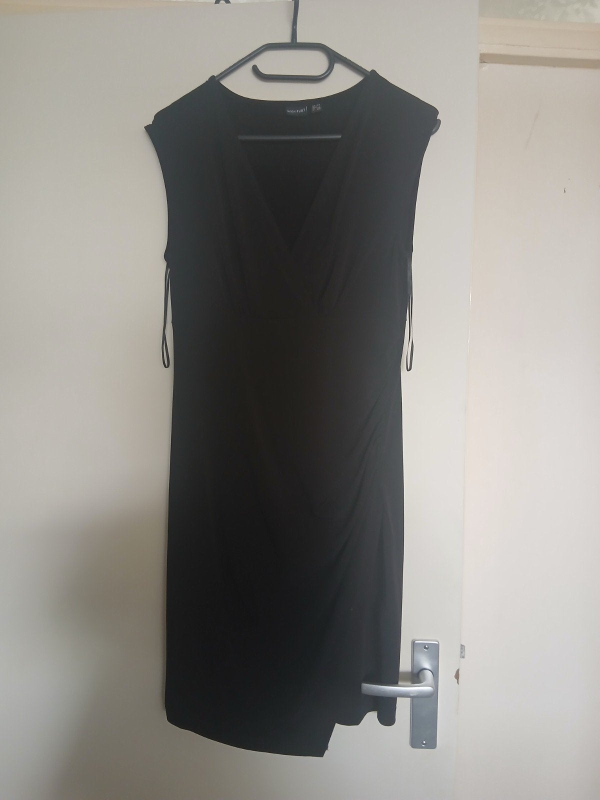 zwart jurkje merk body flirt maat 36/38, Zwart, Ophalen of Verzenden, Zo goed als nieuw, Knielengte
