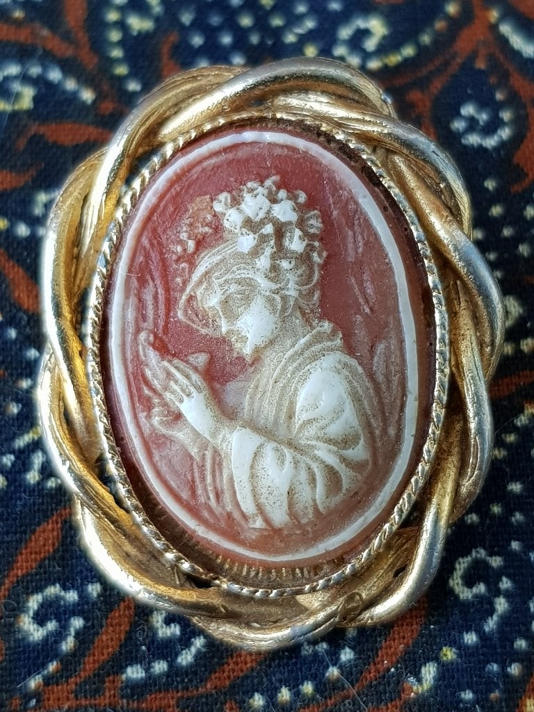 Mooie oude speld of broche uit Engeland met een camee., Ophalen of Verzenden