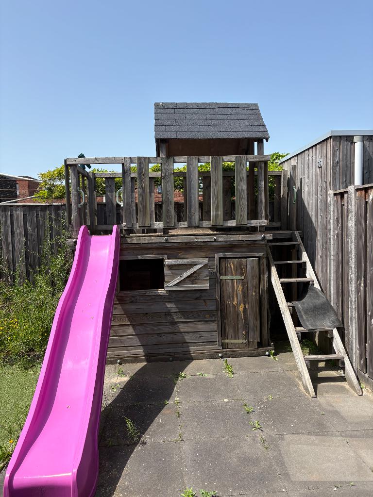 Houten speeltuinhuis met glijbaan, Ophalen, Gebruikt