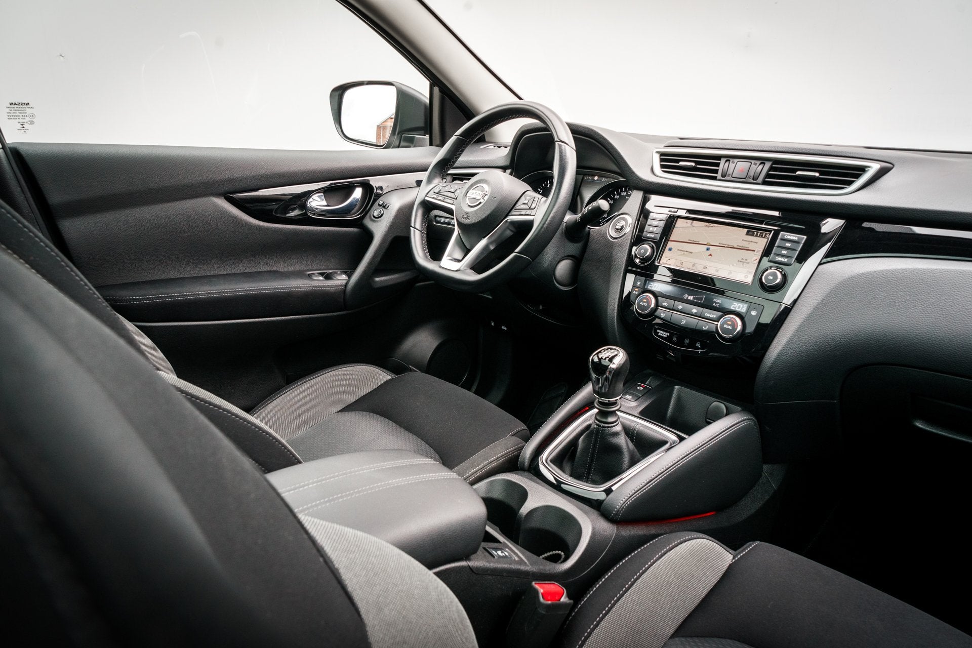 Nissan QASHQAI 1.3 141 PK DIG-T Design Edition | Panodak | T, Gebruikt, 4 cilinders, Met garantie (alle), Bedrijf