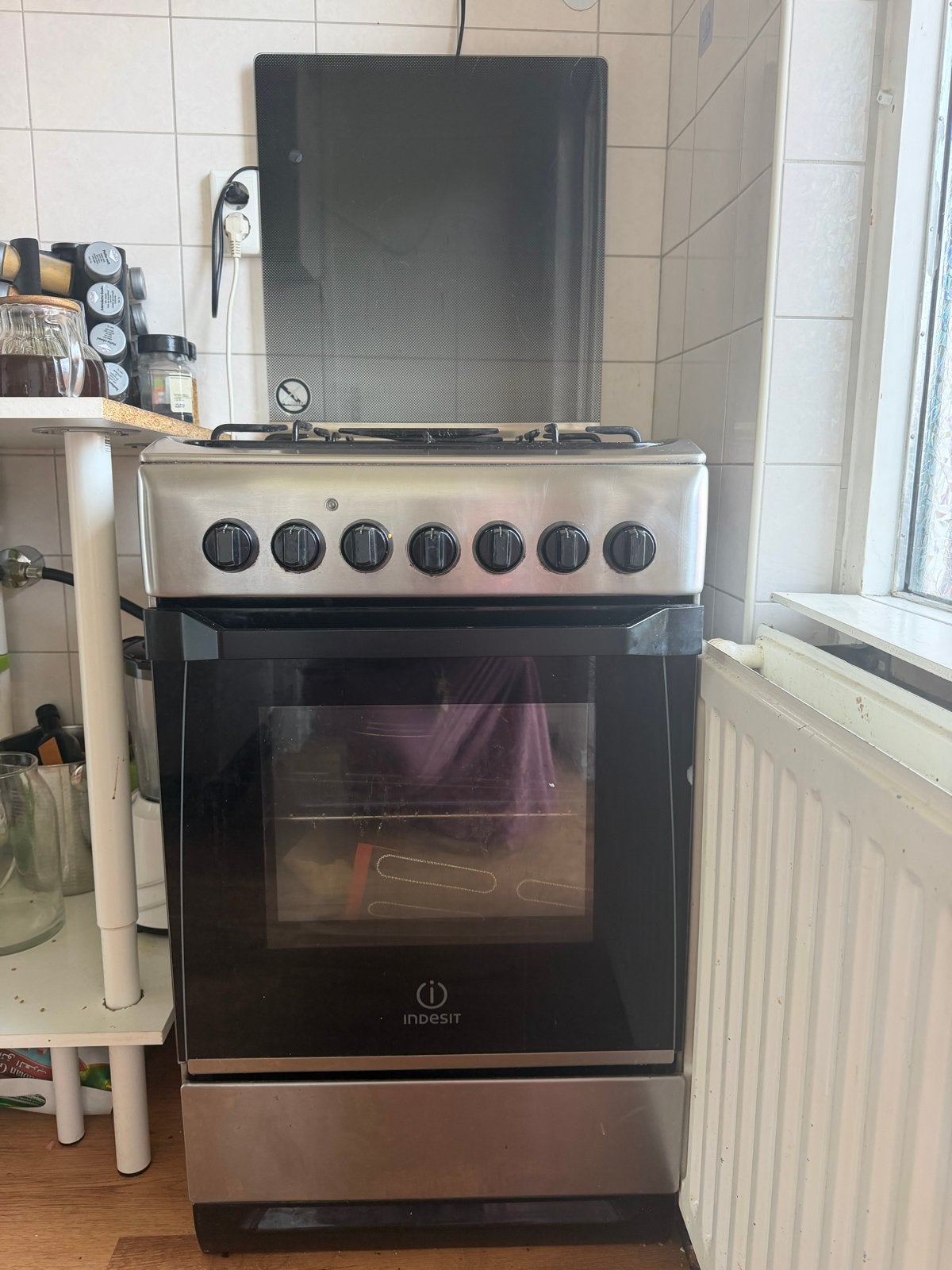 Indesit gasfornuis met oven - Zo goed als nieuw, 60 cm of meer, Zo goed als nieuw, Gas, Vrijstaand
