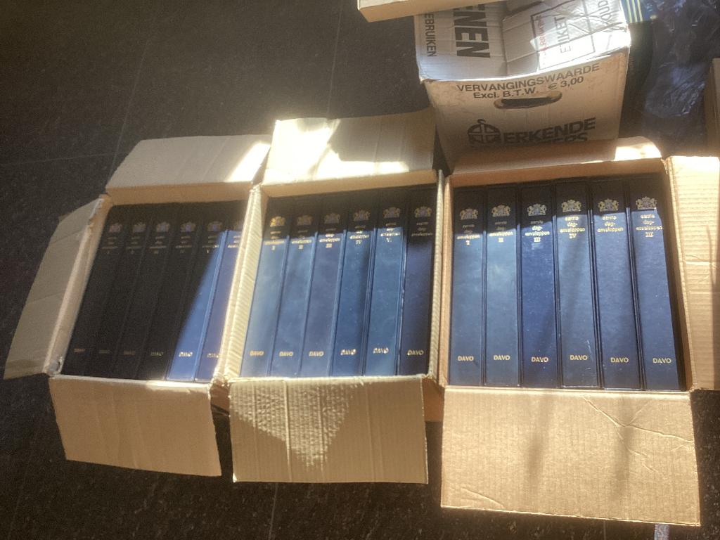 Luxe gewatteerde Davo met cassette met 20 vellen per album p, Postzegels en Munten, Postzegels | Toebehoren, Ophalen, Verzamelalbum