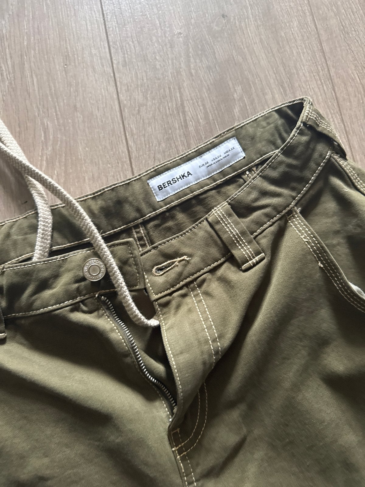 Bershka Cargo Broek - Groen met Witte Stiksels, Maat 38/40 (M), Ophalen of Verzenden, Lang, Gedragen