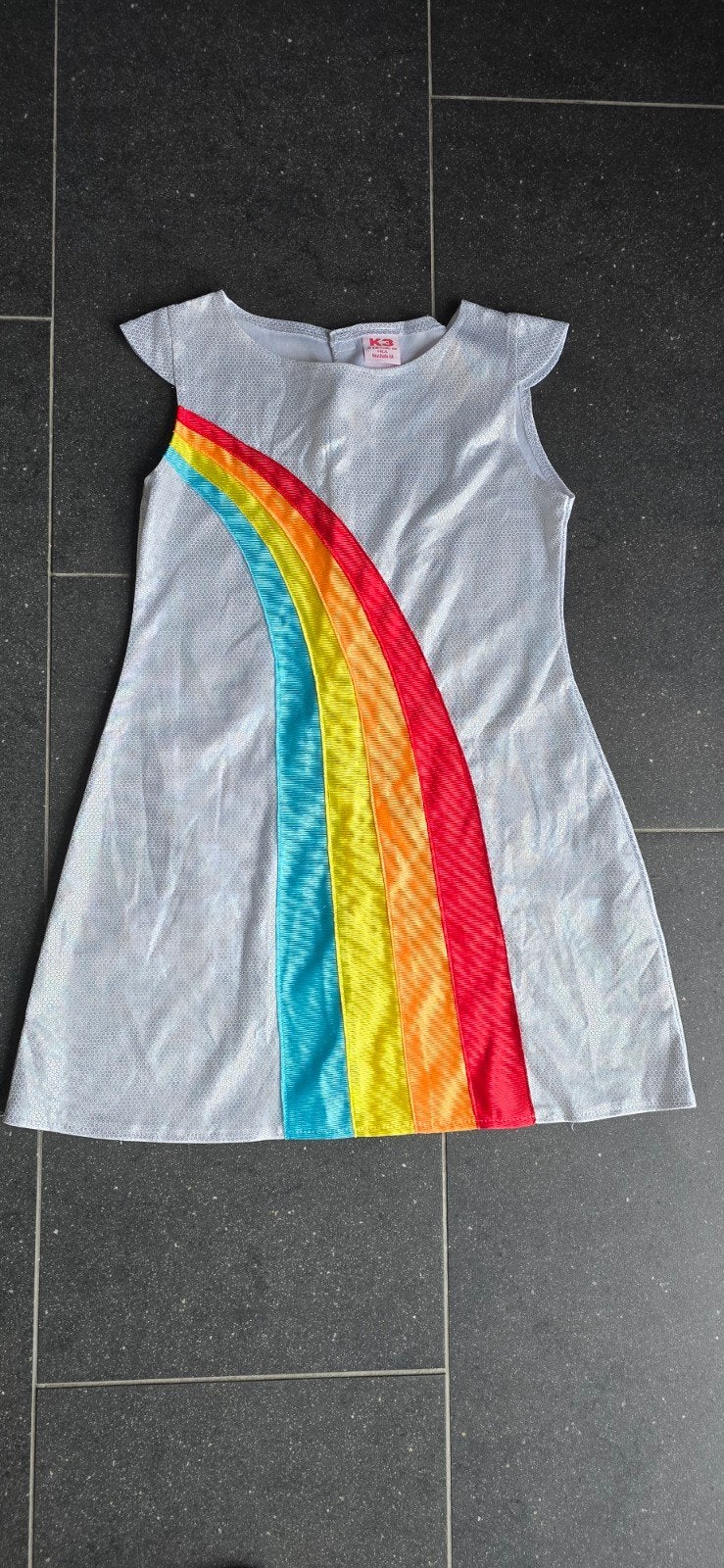 K3 jurkje met regenboog - Maat 134, Kinderen en Baby's, Carnavalskleding en Verkleedspullen, Ophalen of Verzenden, Zo goed als nieuw