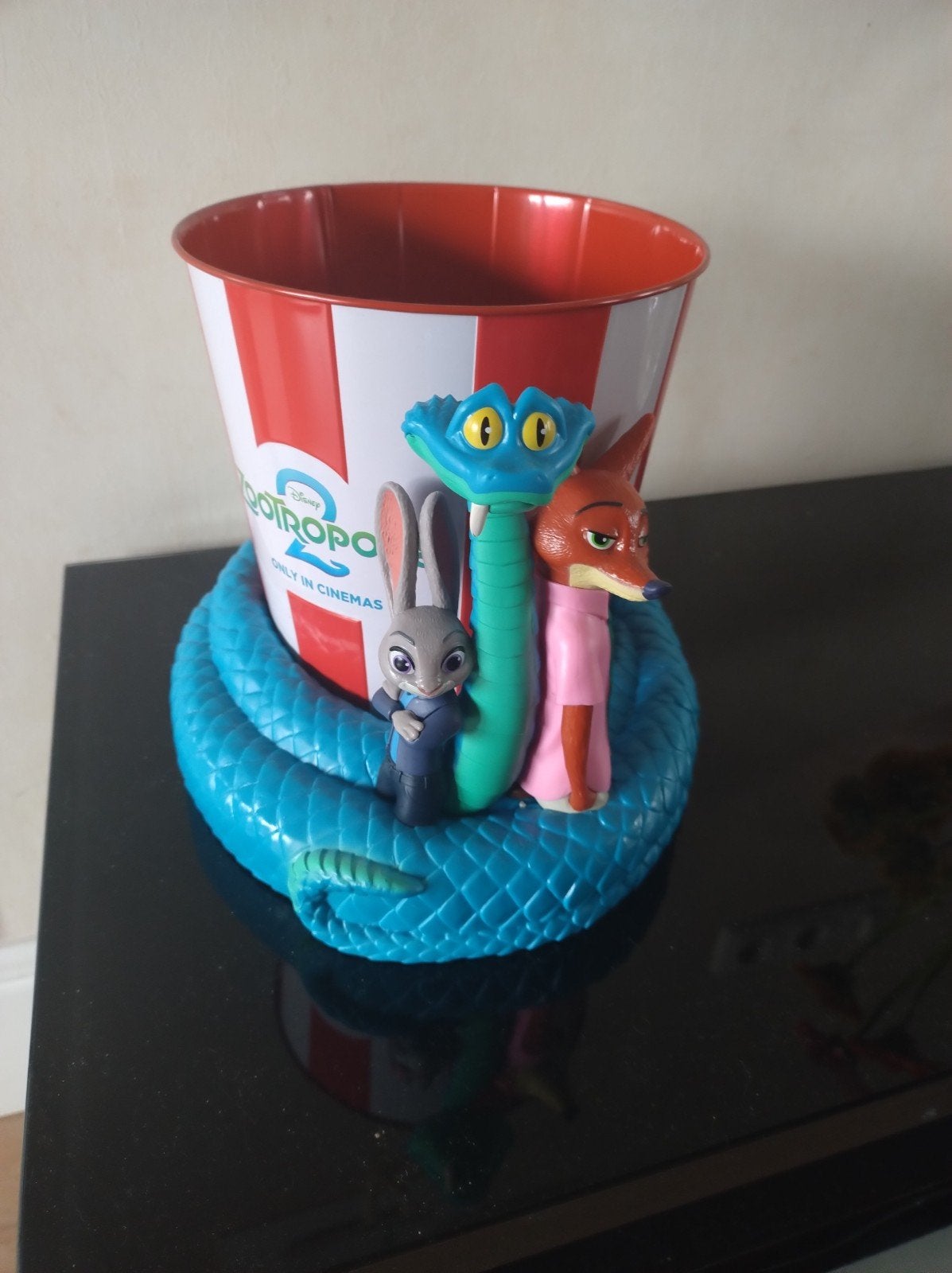 Zootropolis 2 Pathe Popcorn bucket met Figuren, Verzamelen, Ophalen of Verzenden, Overige figuren, Zo goed als nieuw, Beeldje of Figuurtje