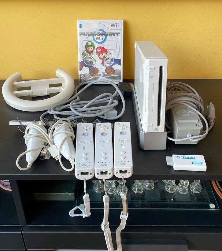 Wii compleet met 3 controllers, stuur en mario kart, Ophalen of Verzenden, Zo goed als nieuw, Met 3 controllers of meer, Met games