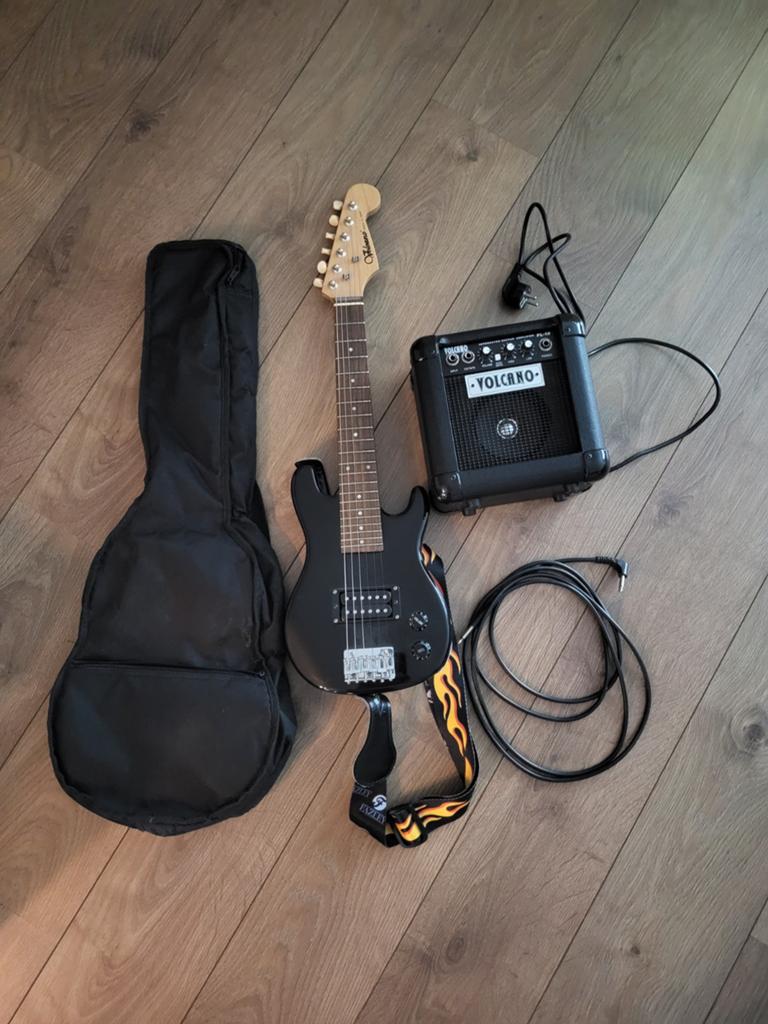 Volcano Rock gitaarset voor kinderen - compleet met amp, Ophalen, Zo goed als nieuw, Solid body, Overige merken