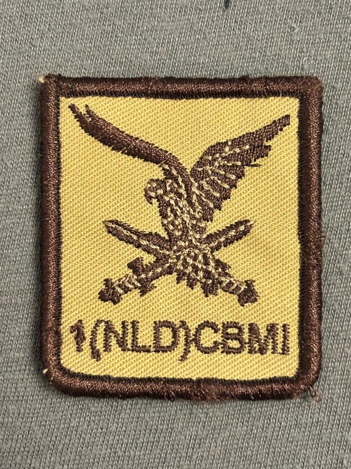 5x5 borstembleem LMB 1(NLD)CBMI, Verzenden, Landmacht, Nederland, Embleem of Badge