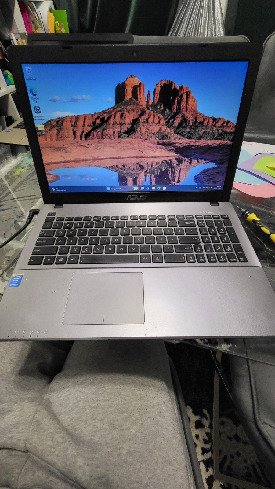 Laptop asus-i5, Computers en Software, Laptop-opladers, Ophalen of Verzenden, Zo goed als nieuw