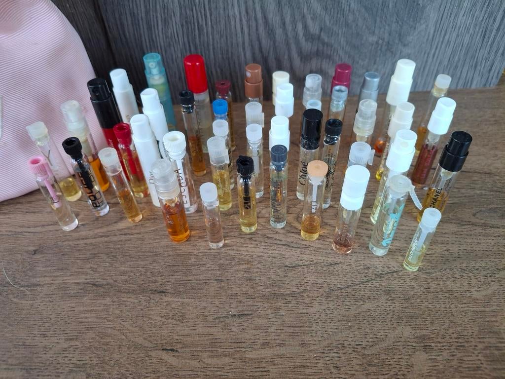50 verschillende parfum testers
 Volle en ook met wat minder, Verzamelen, Ophalen of Verzenden, Gebruikt, Parfumfles