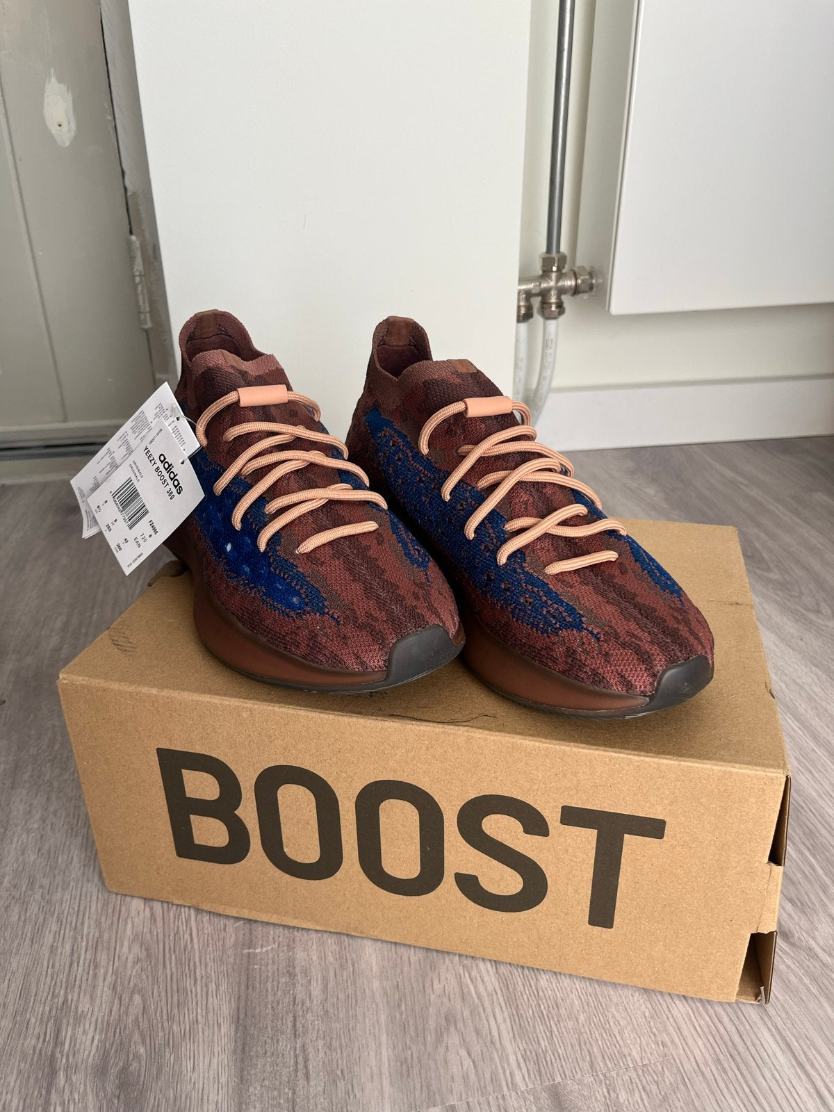 Adidas Yeezy Boost 380 Covellite - Nieuw met doos, Bruin, Nieuw, Ophalen of Verzenden, Sneakers of Gympen
