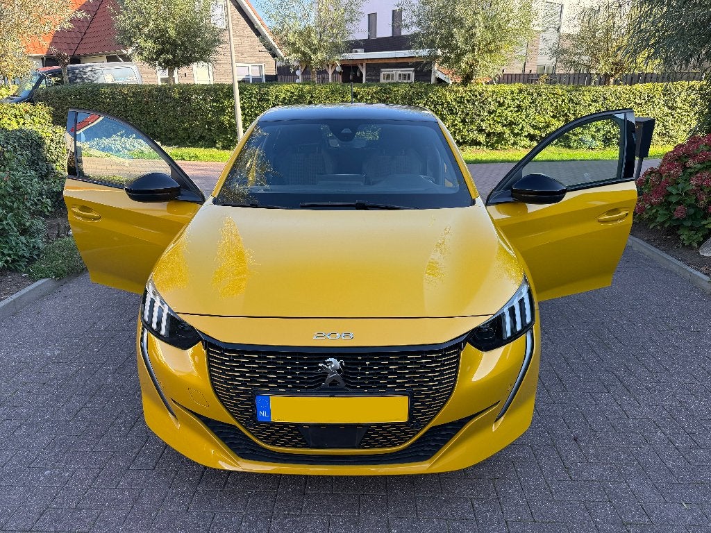 Foto 2 van Peugeot 208-E GT (2022, 38000KM, Geel/zwart)