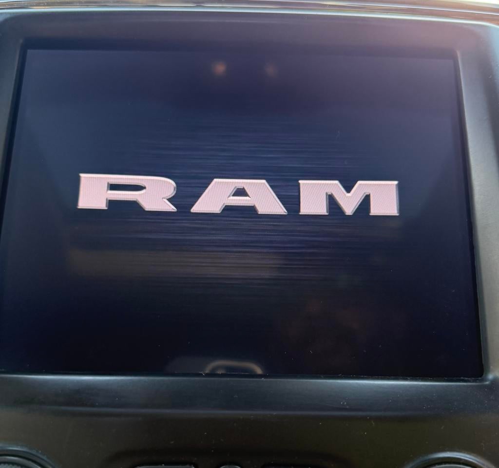 Wireless CarPlay Dodge Ram GEN 4 UConnect 5 8.4 touchscreen., Auto diversen, Autoradio's, Zo goed als nieuw, Ophalen