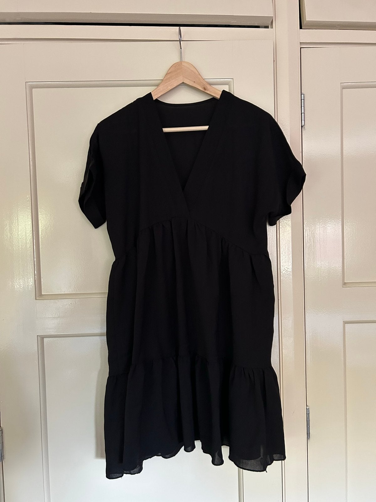 Zwart Shein jurkje met V-hals en ruches, Kleding | Dames, Zwart, Ophalen of Verzenden, Zo goed als nieuw, Maat 36 (S)