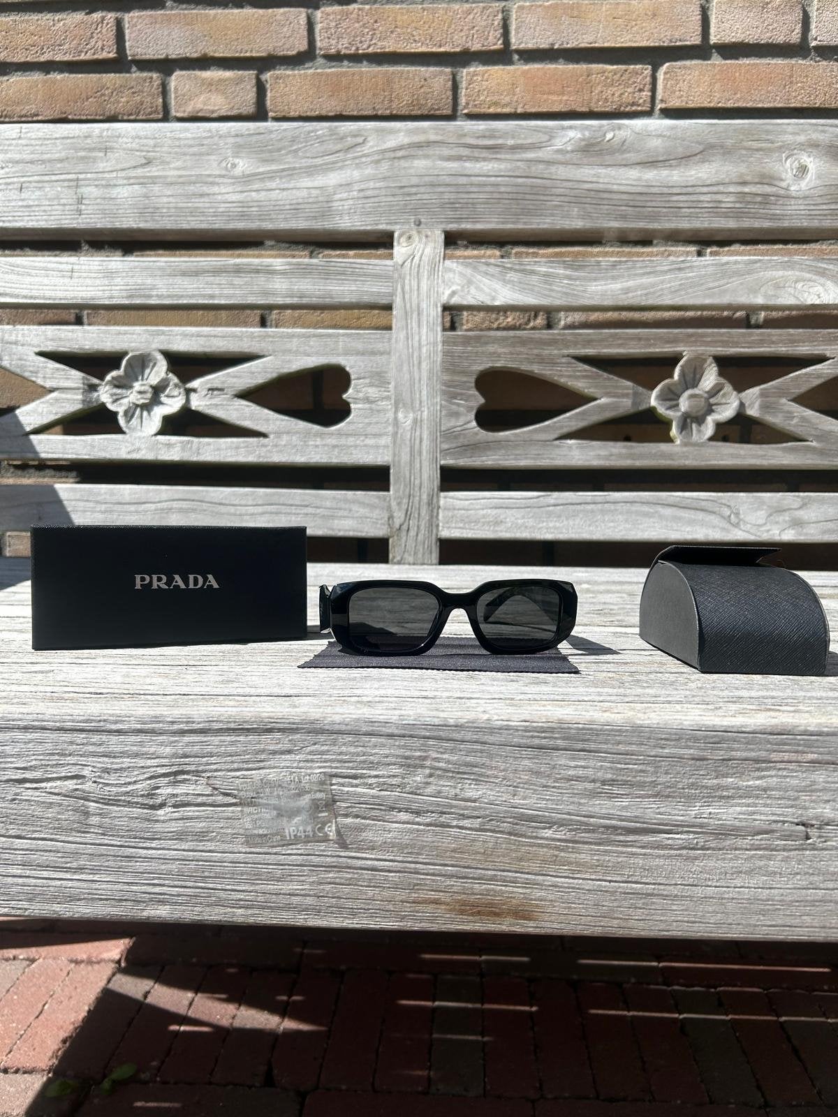 Prada Zwarte Zonnebril - Unisex met complete set, Sieraden, Tassen en Uiterlijk, Zonnebrillen en Brillen | Dames, Zonnebril, Prada