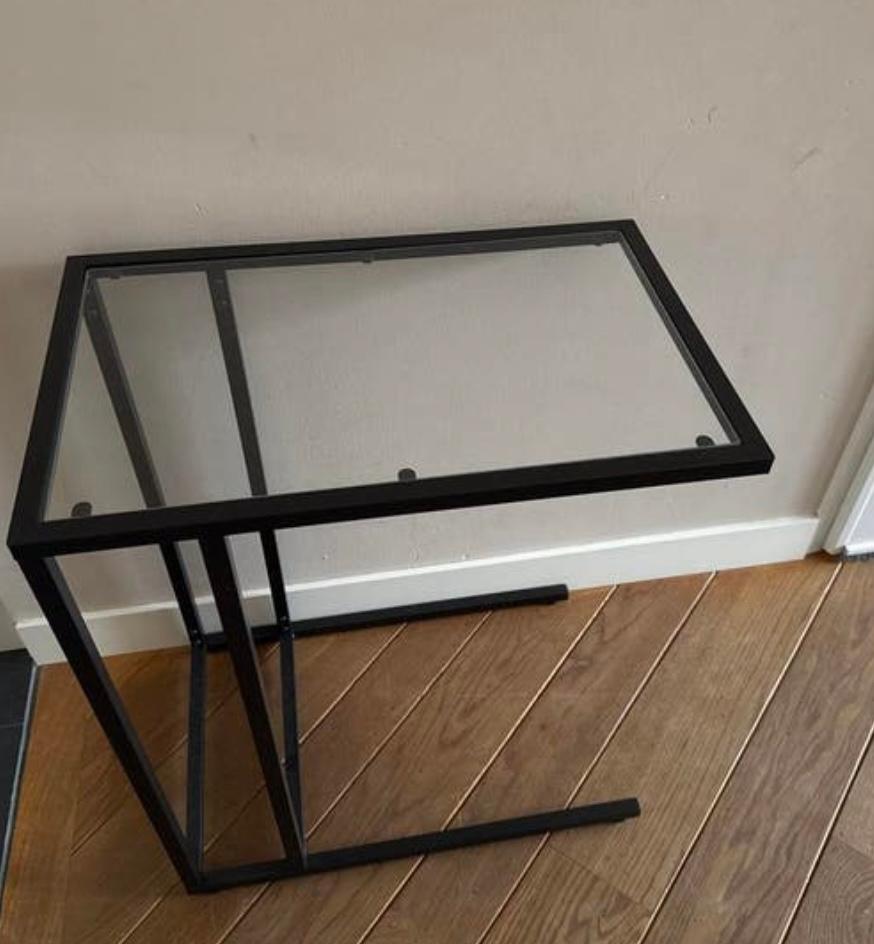 IKEA Vittsjo bijzettafel - Zwart met glazen blad, Huis en Inrichting, Tafels | Bijzettafels, Gebruikt, 55 tot 75 cm, Glas, Rechthoekig