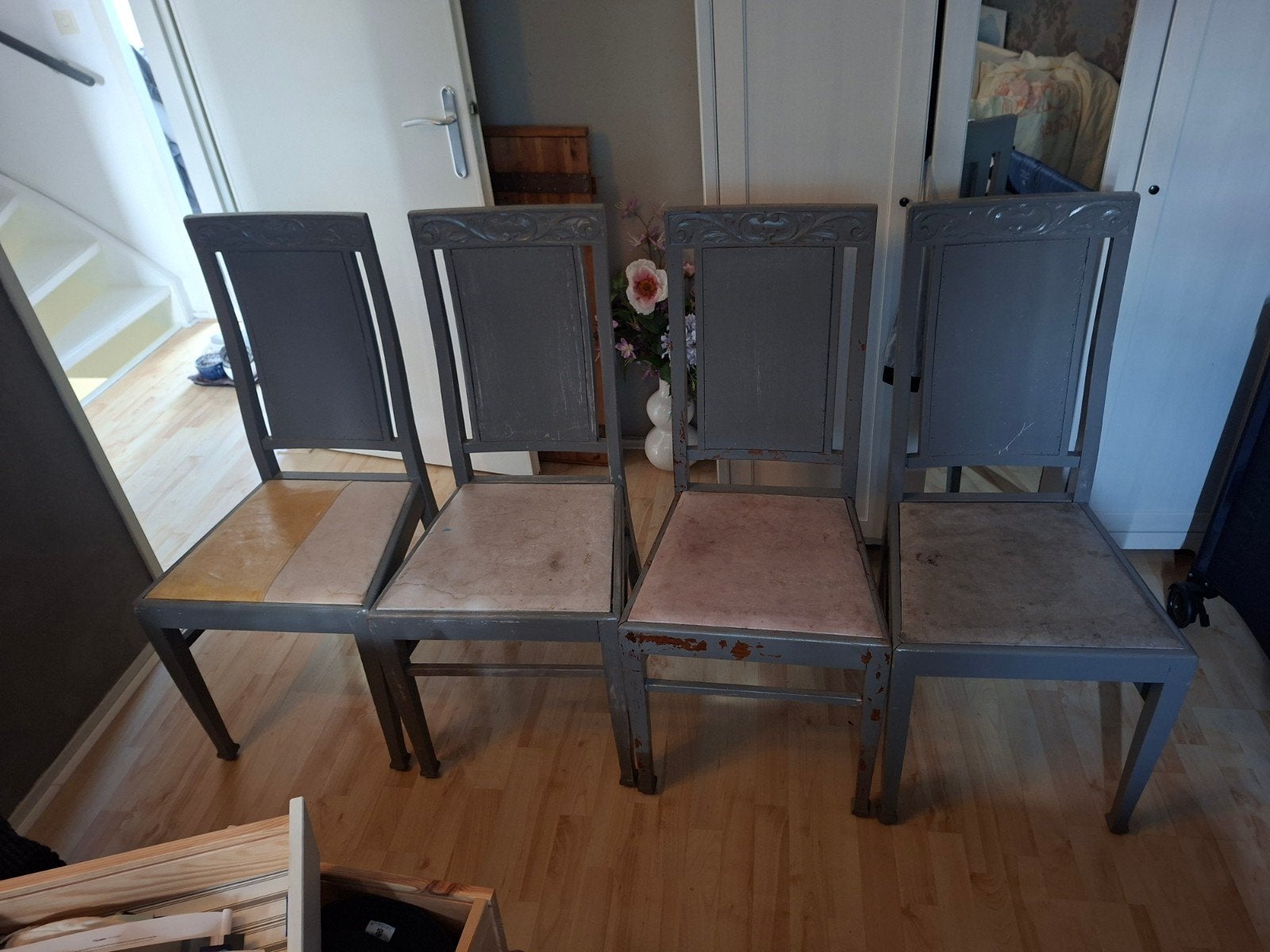 Set van 4 antieke houten eetkamerstoelen met bloemen, Ophalen